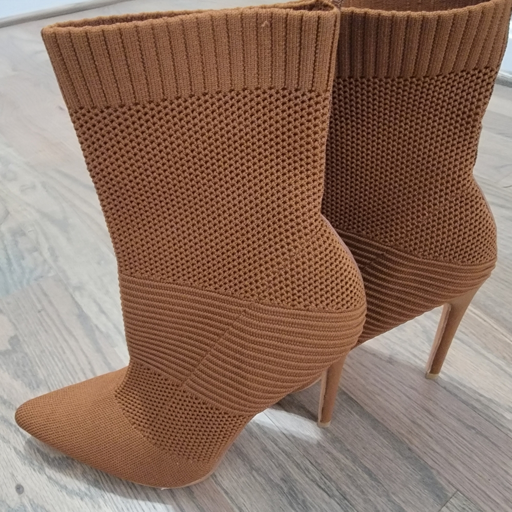Chic Tan Knit Heeled Boots